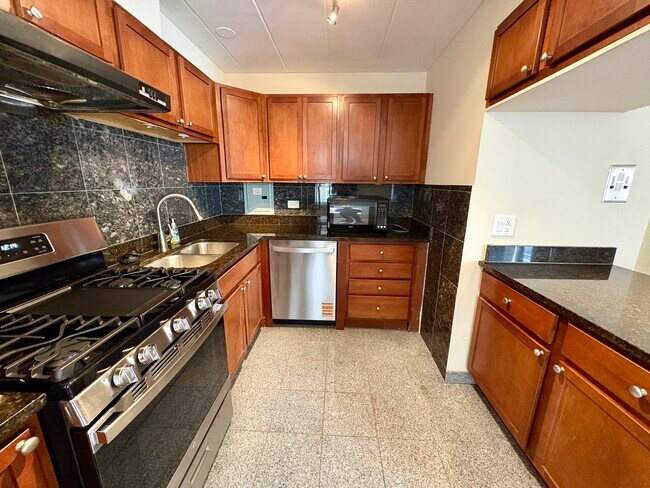 2115 W Farwell Ave