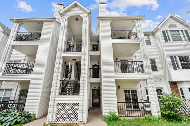 Building Photo - 31 High St Unit APT 4207