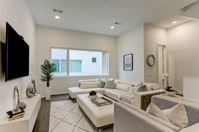 Building Photo - 5905 E Post Oak Ln