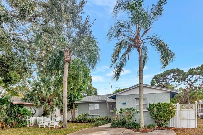 Photo - 3 BEDROOM 2 BATHROOM POOL HOME LOCATED IN ST. PETERSBURG