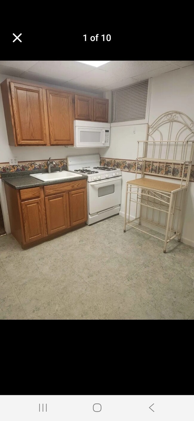 Building Photo - 734 Kingston Rd Unit Basement Apartment