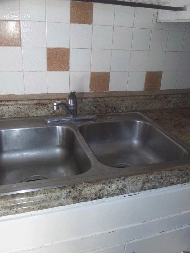 kitchen - 3381 Brussels St Unit 4