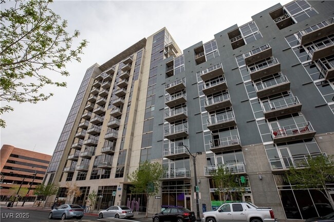 Building Photo - 353 E Bonneville Ave Unit 211 Rental