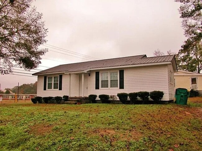 Building Photo - Charming 3 Bedroom home