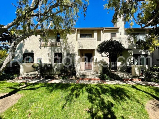 Building Photo - 2718 Ariane Dr