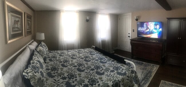 Large king bedroom with 50" tv w/ streaming channels - 82 High St Unit 1st floor