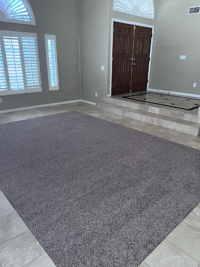 Photo - 5-bedroom split level home with GRASS/PRIVATE POOL