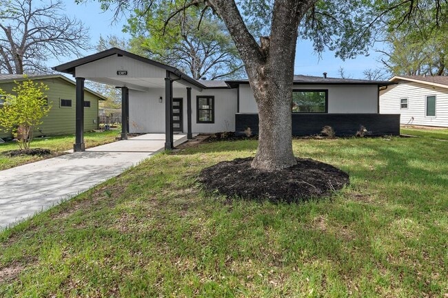 Building Photo - 1307 Yorkshire Dr