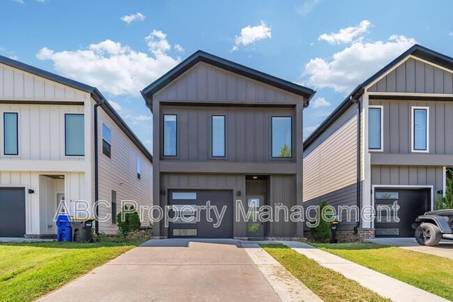Building Photo - 608 W Maple St Rental