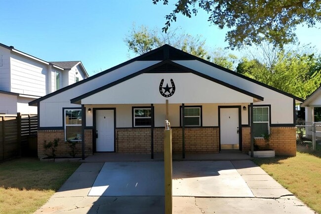 Photo - 1115 Brookswood Ave