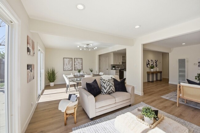 Photo - 4498 Ladner St