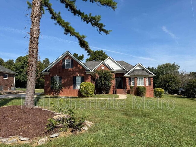 Building Photo - 5916 Meadowmere Dr Rental