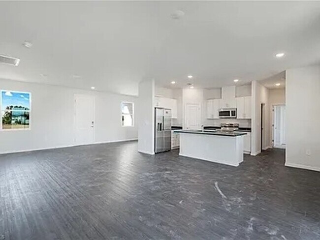 Photo - 915 NE 19th St