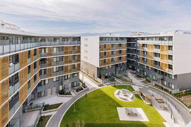 Building Photo - Midtown