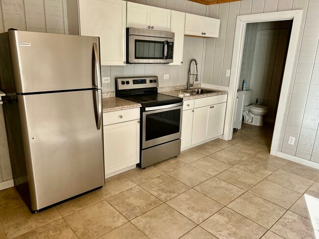Kitchen range, refrigerator and microwave provided. - 3755 AR-375 House