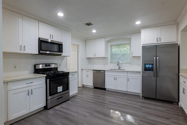 Photo - 1000 Plymouth Dr