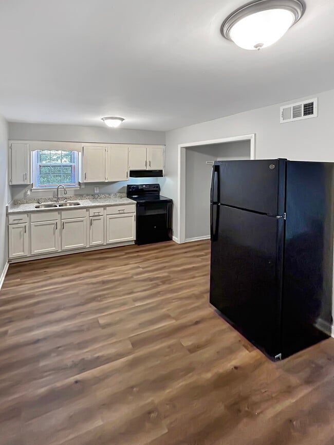 Photo - 208 Glenrose Ct