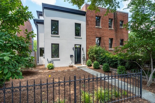 Building Photo - 103 17th St SE