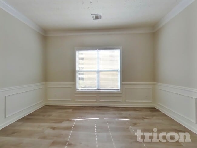 Photo - 2345 Village Green Dr