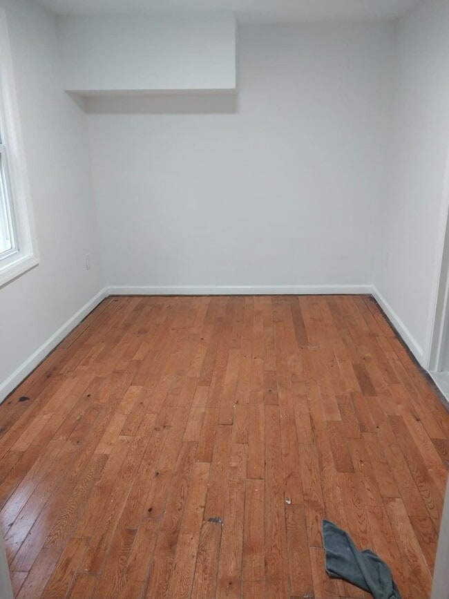 Building Photo - 117 Borden Ave Unit Apt 5