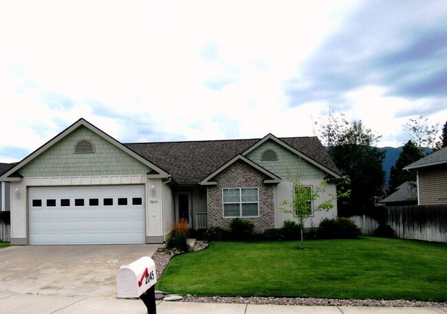 Building Photo - Charming 3 bedroom, 2 bath in Columbia Falls