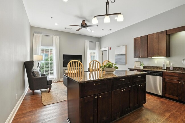 Building Photo - North Thomas 472-492 Unit NT482