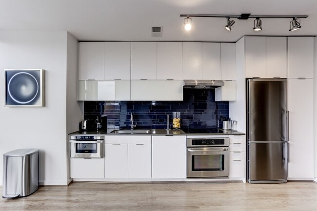 Cocina con electrodomésticos de acero inoxidable.