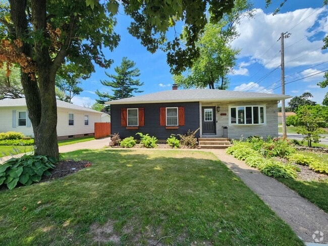 Building Photo - 4 Bedroom in East Moline  MUST SEE!!! Rental