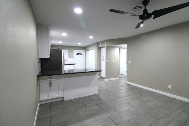 Photo - 1 N Naco Way