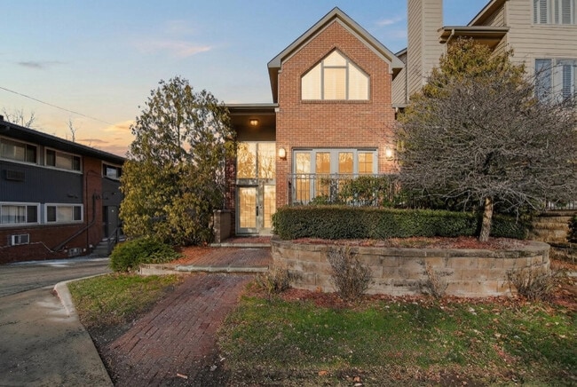 Building Photo - 934 W Huron St