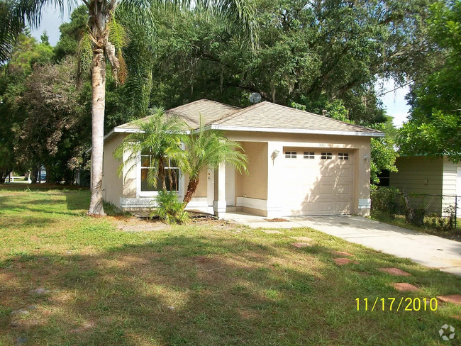 Building Photo - 3 bedroom, 2 bathroom Sarasota home, plus ...