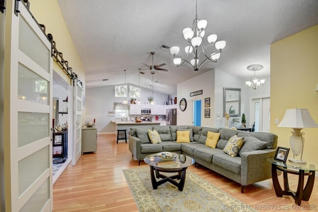 Photo - 1098 Primrose Ln