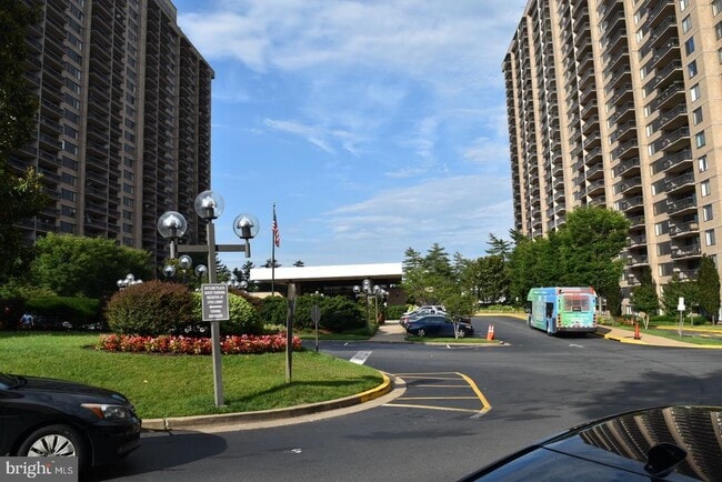 Building Photo - 3705 S George Mason Dr Unit 908S Rental