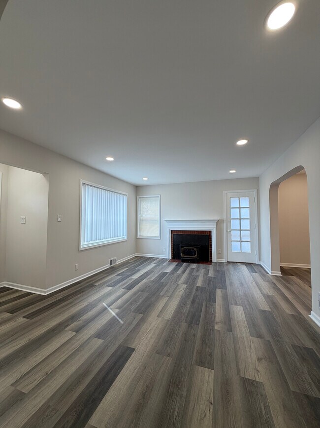 Photo - 1822 W 187th St