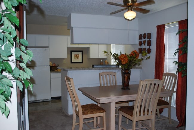 A table for four - Sun Colony