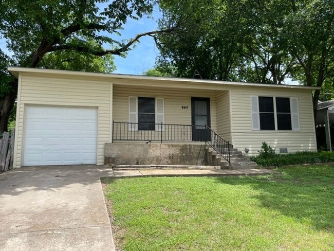 Building Photo - **AVAILABLE NOW** Charming 2 Bedroom 1 Bath Home in White Settlement