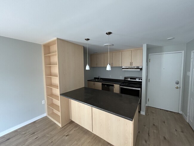 Building Photo - 5222-5222 Green St Unit 34