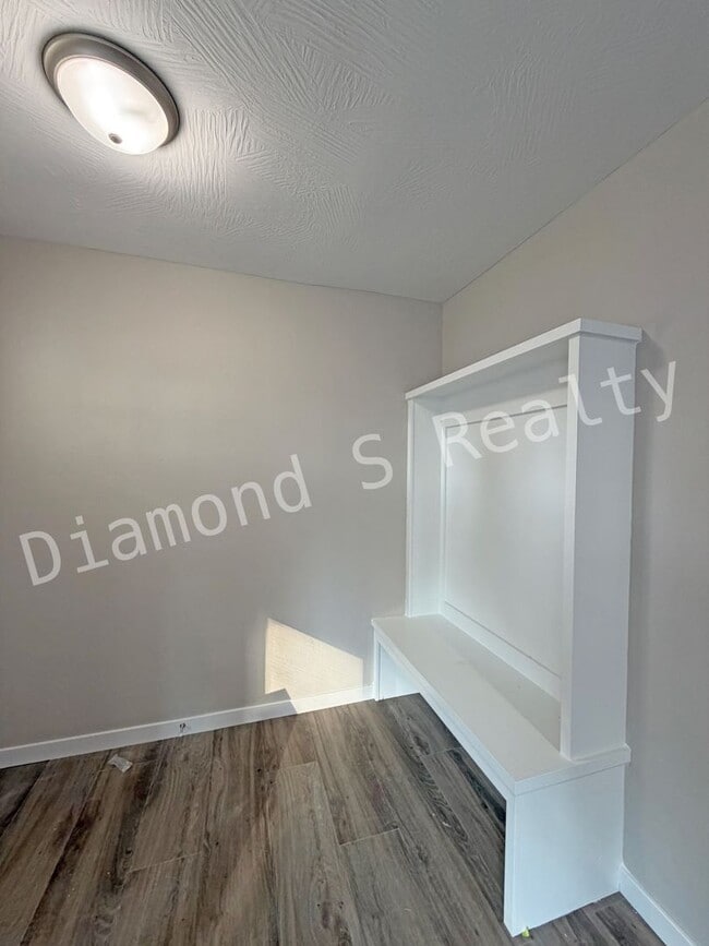 Photo - GREAT LOCATION - CLOSE TO NATIONAL AND SEM...
