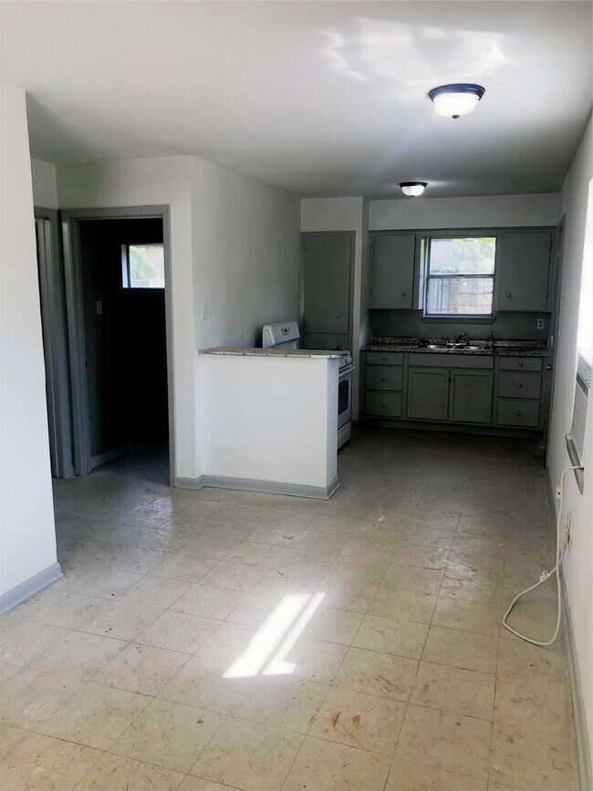 Photo - 404 James St