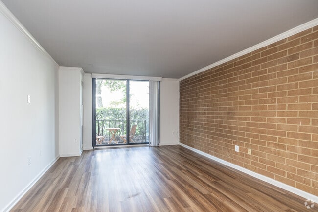 1BR, 1BA - 784SF - Living Room