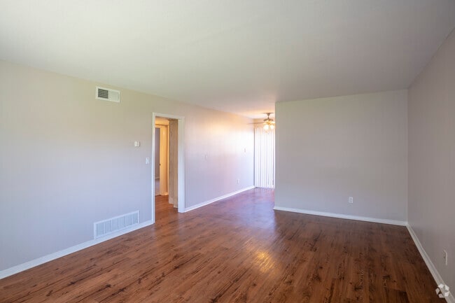 2HAB, 1BA - 802 ft² - Town Center Apartments