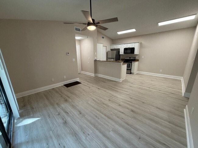 Building Photo - ANNUAL RENTAL - 1 BED / 1 BATH AT OASIS