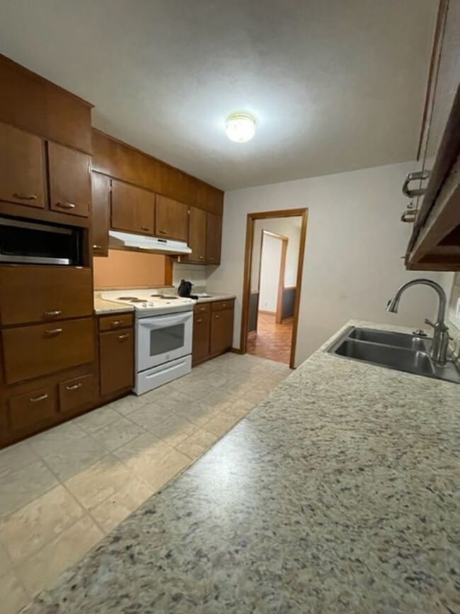 Photo - Alcoa 37701 - 3 bedroom, 2 bath ranch home with a carport - Contact Debra Johnson (865) 591-8281