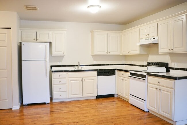Building Photo - Ideal John's Landing 1-Bed w/ Open Layout, Washer/Dryer & a Private Patio! Unit 20