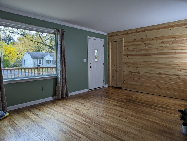 Living Rm (2) - 30083 Marshall St