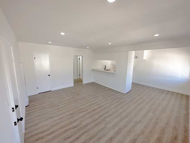 Photo - 5315 Lorna St N