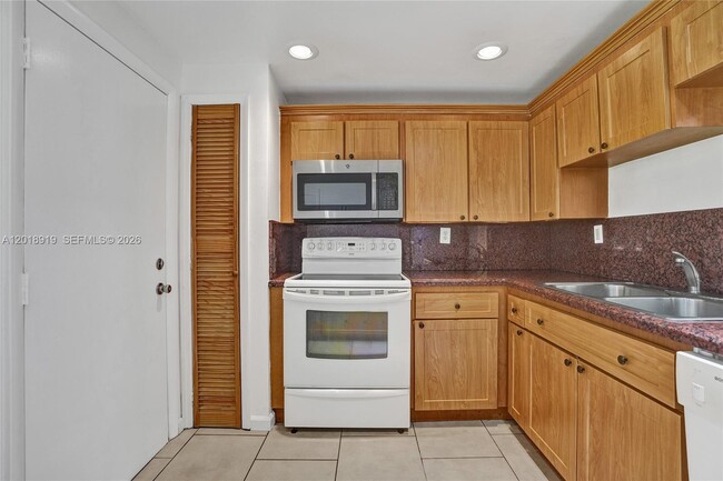 Photo - 1601 NE 191st St Unidad B112