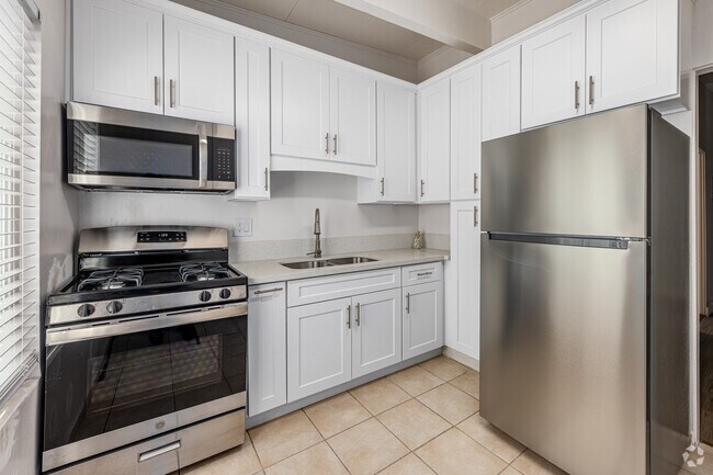Renovated Studio, 1BA - 575 SF - Kitchen