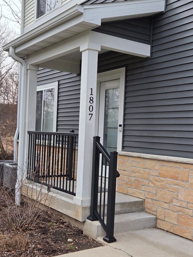 Photo - Contemporary 3 bedroom townhome