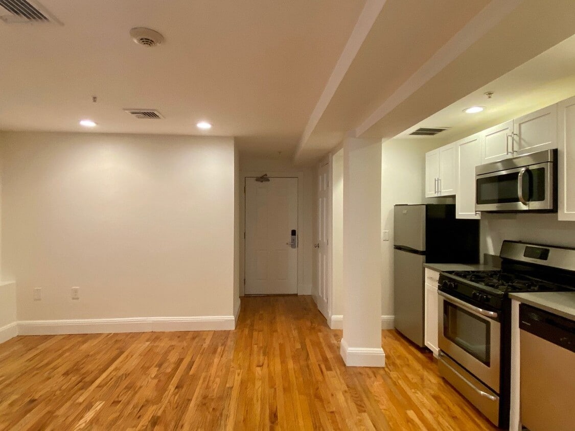 Nicely renovated 2 bed 1.5 bath in a prime... - Nicely renovated 2 bed 1.5 bath in a prime...